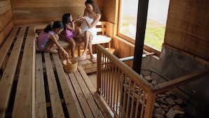 Una cabaña de madera con un muelle, una banca y vistas a un cuerpo de agua.