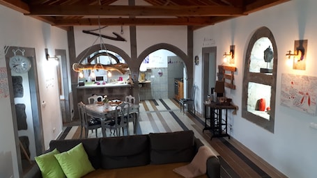 Interior. Holiday Home 'Lovely House in Biscoitos' with Mountain View, Private Terrace and Wi-Fi