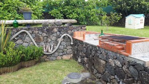 Property grounds - Holiday Home 'Lovely House in Biscoitos' with Mountain View, Private Terrace and Wi-Fi (Biscoitos)