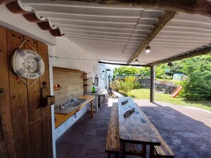 Outdoor dining - Holiday Home 'Lovely House in Biscoitos' with Mountain View, Private Terrace and Wi-Fi (Biscoitos)