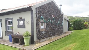 Exterior - Holiday Home 'Lovely House in Biscoitos' with Mountain View, Private Terrace and Wi-Fi (Biscoitos)