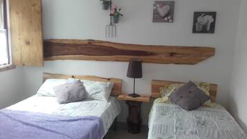 Planxa i posts de planxar, wifi i roba de llit