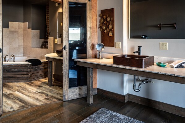 Suite studio | Salle de bain | Serviettes fournies, savon, shampooing, papier de toilette