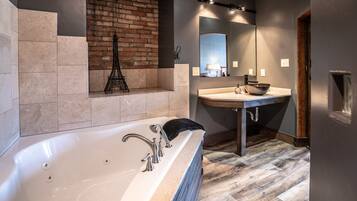 Studiosviitti | Kylpyhuone | Pyyhkeet, saippua, sampoo, vessapaperi