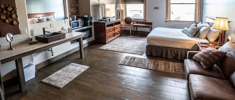 Suite estudio | Escritorio, tabla de planchar con plancha, wifi gratis