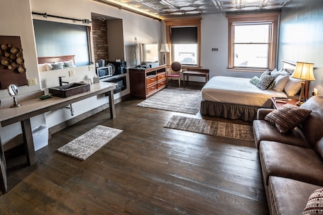 Copper Suite | Desk, iron/ironing board, free WiFi