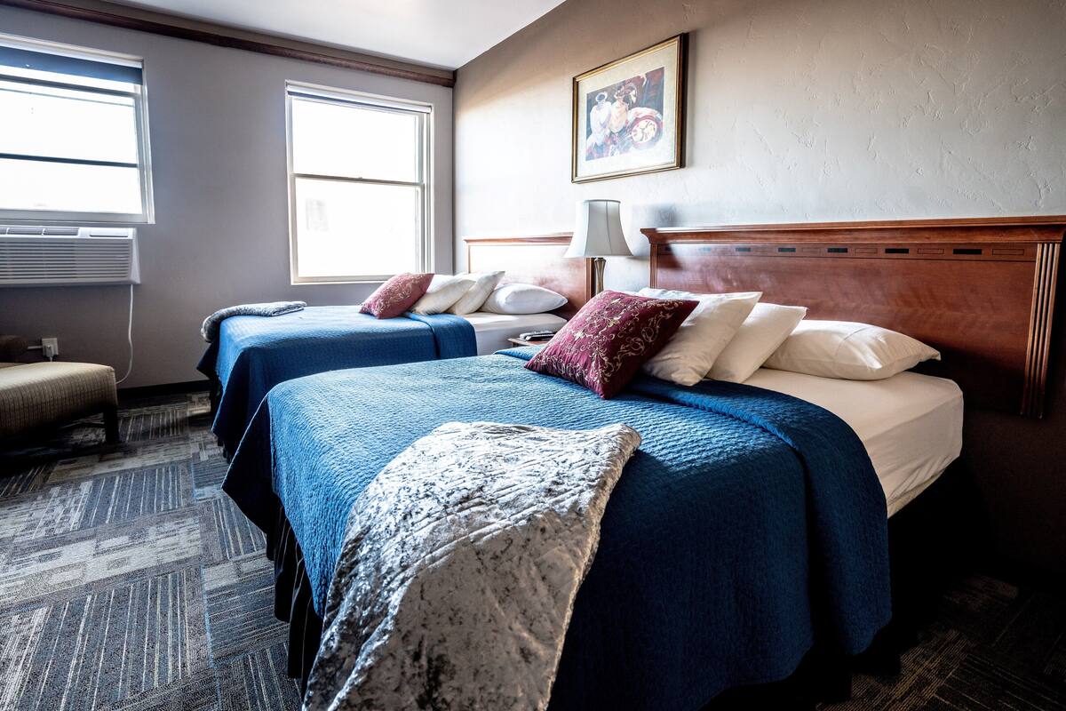 Quarto casal luxo, 2 camas Queen | Escrivaninha, ferros/tábuas de passar roupa, Wi-Fi de cortesia