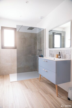 Douche, serviettes fournies
