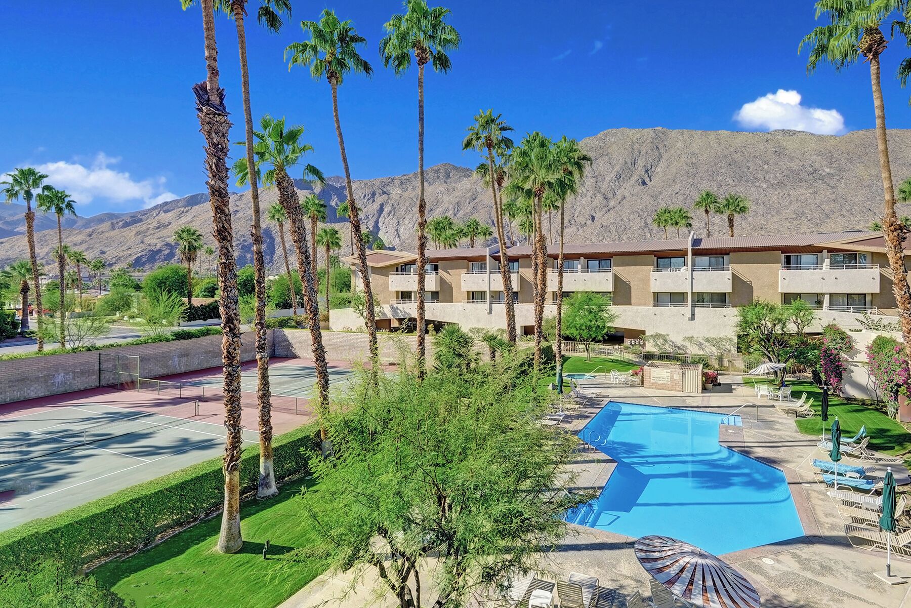 Een verwarmd zwembad