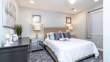 5 habitaciones, escritorio y tabla de planchar con plancha