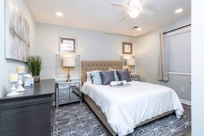 5 habitaciones, escritorio y tabla de planchar con plancha