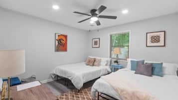 5 habitaciones, escritorio y tabla de planchar con plancha