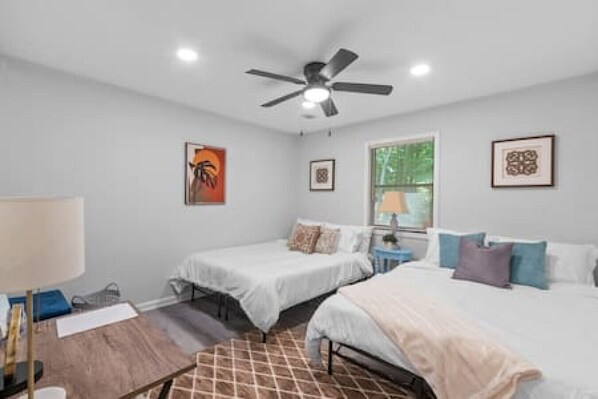 5 habitaciones, escritorio y tabla de planchar con plancha