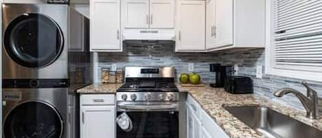 ثلاجة، ميكروويف، فرن، موقد طهي مسطح