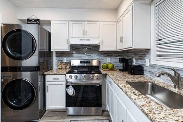 Een koelkast, een magnetron, een oven, een kookplaat