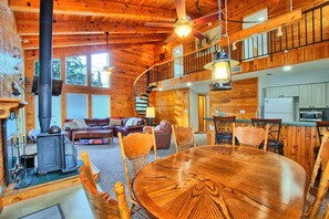 Televisión y chimenea 