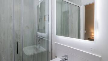 Cottage | Bathroom | Shower
