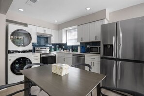 Een koelkast, een magnetron, een oven, een kookplaat