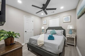 Escritorio, tabla de planchar con plancha, cuna de viaje y wifi