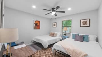 2 habitaciones, escritorio y tabla de planchar con plancha