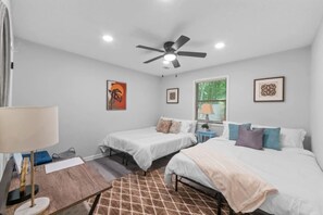 2 habitaciones, escritorio y tabla de planchar con plancha