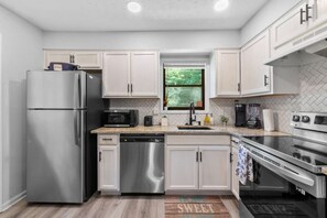 Een koelkast, een magnetron, een oven, een kookplaat