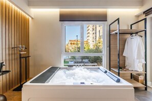 高級套房, 露台, 花園景 | 意大利 Frette 床單、高級寢具、遮光窗簾/窗簾、熨斗/熨衫板