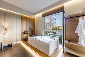 高級套房, 露台, 花園景 | 意大利 Frette 床單、高級寢具、遮光窗簾/窗簾、熨斗/熨衫板