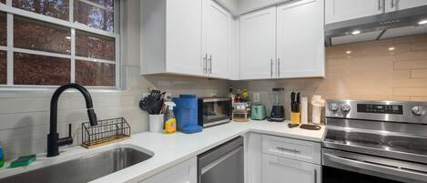 ثلاجة، ميكروويف، فرن، موقد طهي مسطح