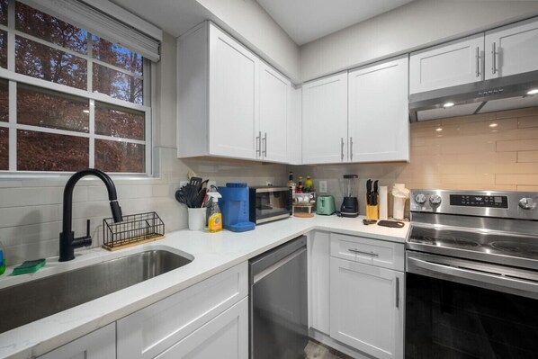 Een koelkast, een magnetron, een oven, een kookplaat