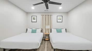 Escritorio, tabla de planchar con plancha, cuna de viaje y wifi