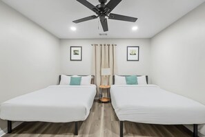 Escritorio, tabla de planchar con plancha, cuna de viaje y wifi