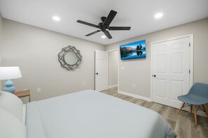 Een bureau, een strijkplank/strijkijzer, reisbedje, wifi