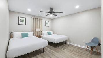 Schreibtisch, Bügeleisen/Bügelbrett, Reisekinderbett, WLAN