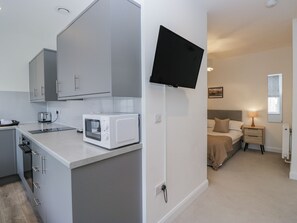 Casa de campo | Cocina privada | Refrigerador, microondas y utensilios de cocina 