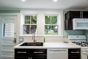 ثلاجة، ميكروويف، فرن، موقد طهي مسطح