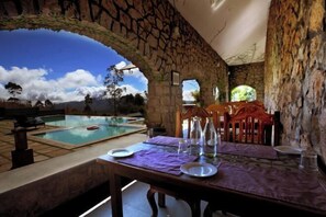 Outdoor pool - Mountain Club Resort (Chinnakanal)