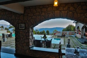 Outdoor dining - Mountain Club Resort (Chinnakanal)