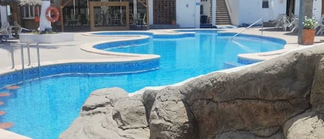 Una piscina al aire libre