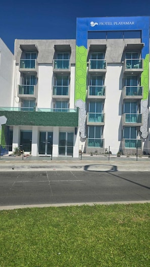 Vista frontal de la propiedad