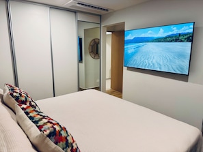 Tabla de planchar con plancha, internet y ropa de cama 