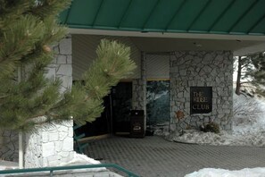 Exterior - Ring in 2026 in South Lake Tahoe in a large, cozy 2 bedroom suite (Stateline)