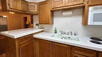 Micro-ondes, plaque de cuisson, lave-vaisselle