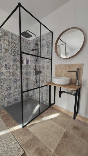 Dusch, hårtork, handdukar och tvål