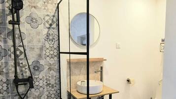 Douche, sèche-cheveux, serviettes fournies, savon