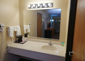 Hair dryer, towels, soap, shampoo - Hill Street Inn (Osmond)