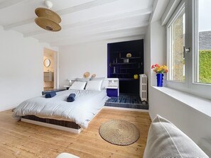 2 bedrooms, internet, bed sheets