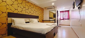 Habitación Deluxe con 2 camas individuales, vistas a la ciudad | Espacio para trabajar con un portátil y wifi gratis