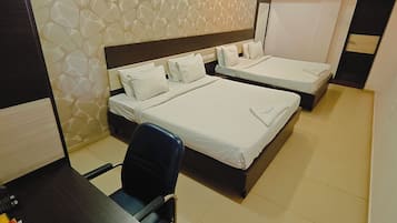 Familien-Vierbettzimmer | Laptopgeeigneter Arbeitsplatz, kostenloses WLAN