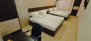 Habitación cuádruple familiar | Espacio para trabajar con laptop y wifi gratis 